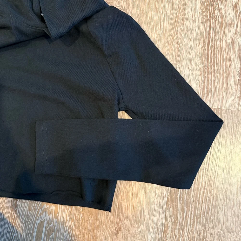 H&M black cropped hoodie Size extra small In great condition